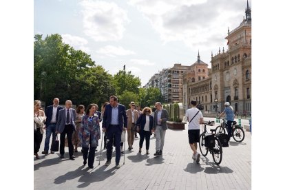 Encuentro del alcalde de Valladolid y candidato a la reelección, Óscar Puente, con la ministra de Defensa, Margarita Robles. -ICAL