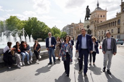 Encuentro del alcalde de Valladolid y candidato a la reelección, Óscar Puente, con la ministra de Defensa, Margarita Robles. -ICAL
