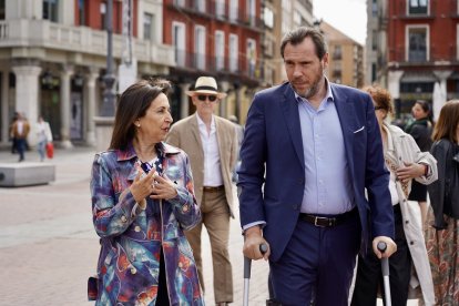 Encuentro del alcalde de Valladolid y candidato a la reelección, Óscar Puente, con la ministra de Defensa, Margarita Robles. -ICAL