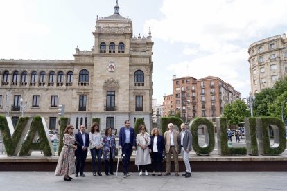 Encuentro del alcalde de Valladolid y candidato a la reelección, Óscar Puente, con la ministra de Defensa, Margarita Robles. -ICAL