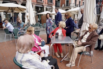 Encuentro del alcalde de Valladolid y candidato a la reelección, Óscar Puente, con la ministra de Defensa, Margarita Robles. -ICAL