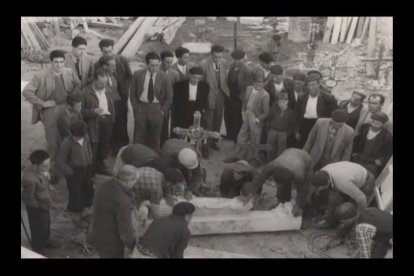 Una imagen de los trabajos en la iglesia de San Martín de Fuentidueña, en la España de los cincuenta, cuyo ábside fue enviado al Metropolitan. MET