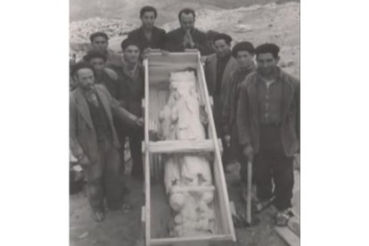 Un grupo posa junto a una escultura del templo desmontado de Fuentidueña. MET