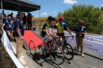 Salida de una de las parejas de ciclismo adaptado. / M. A.