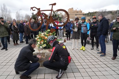 Marcha ciclista en homenaje de Estela Domínguez. / J. M. LOSTAU