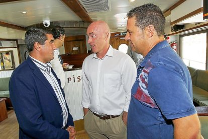 Pablo R. Lago (director El Mundo Castilla y León), Mike Hansen (Club Baloncesto Ciudad de Valladolid) y Guillermo Velasco (El Mundo)