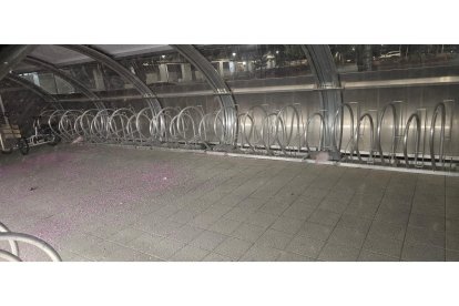 Uno de los parkibicis prácticamente vacío. E.M.