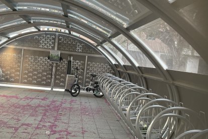 Uno de los parkibicis prácticamente vacío. E.M.