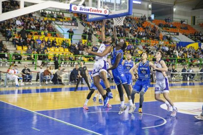 Galería de imágenes de la derrota del UEMC Real Valladolid baloncesto en Ourense. / LOF