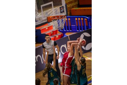 Final del Campeonato de España infantil femenino coronando a Castilla y León como campeona. / FEB