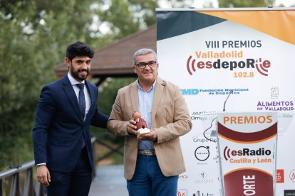 Paco García recibe uno de los premios. / J. M. LOSTAU