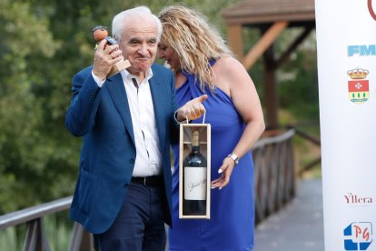 José Luis López Valdivieso recoge el premio a Vasa Renault.  / J. M. LOSTAU