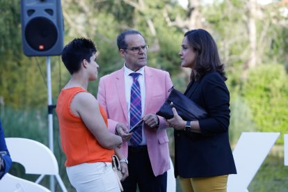 Cayetano y Cristina Cifuentes junto a Adriana Ulibarri  en los Premios del Deporte ESRadio. / J. M. LOSTAU