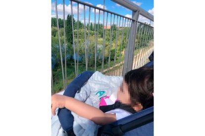 La niña de dos años criada en la UCI de Salamanca. -E.M.