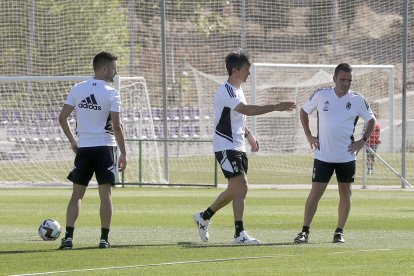 Pacheta se dirige a su cuerpo técnico en el estreno de la pretemporada. / PHOTOGENIC