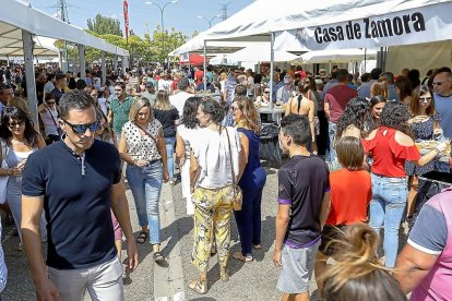 El público llenó el recinto de casetas.