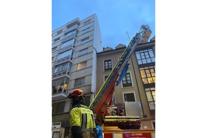 Bomberos de Valladolid intervienen en el desprendimiento de una chapa en calle López Gómez.- PHOTOGENIC