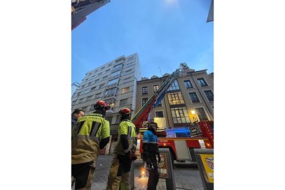 Bomberos de Valladolid intervienen en el desprendimiento de una chapa en calle López Gómez.- PHOTOGENIC