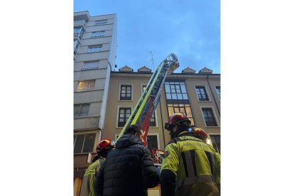 Bomberos de Valladolid intervienen en el desprendimiento de una chapa en calle López Gómez.- PHOTOGENIC