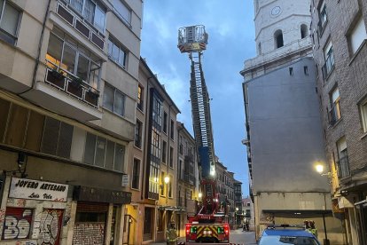 Bomberos de Valladolid intervienen en el desprendimiento de una chapa en calle López Gómez.- PHOTOGENIC