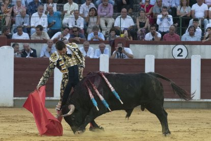Majestuoso derechazo de José María Manzanares al bravo quinto toro.- JOSÉ SALVADOR