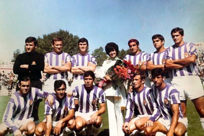 MINUTO DE SILENCIO OPOR CONCHA VELASCO, MADRINA DEL EQUIPO. La gran artista vallisoletana era madrina del equipo desde la temporada 70-71, cuando bajó a Tercera. Le dio suerte porque subió inmediatamente y desde entonces portó ese cargo honorífico. El club la recordará con un minuto de silencio, tras haber lucido brazaletes negros ante el Levante. En la imagen, Concha Velasco antes de hacer un saque de honor en los 70.