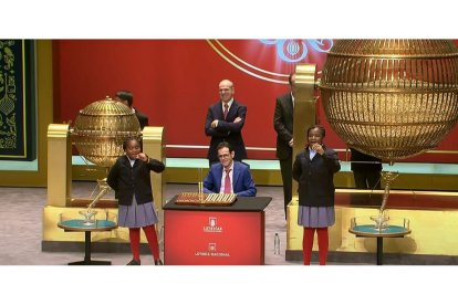 Instante en el que se canta el segundo premio de la Loteria de Navidad 2022. E.M.