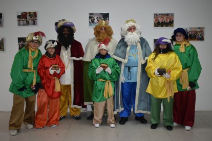 Los Reyes Magos junto a sus pajes reales en la cabalgata de Cigales. A.E.