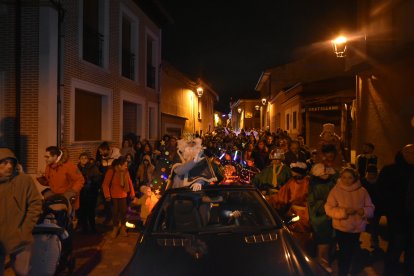 Los Reyes Magos junto a sus pajes reales en la cabalgata de Cigales. A.E.