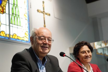 Javier Carlos Gómez, delegado de Misiones; y Maga Tamayo Oriol, misionera del Verbum Dei en Honduras, Guatemala y Argentina, junto a Feli Vergaz, voluntaria, hacen balance de la presencia misionera de Valladolid en el mundo. -ICAL.