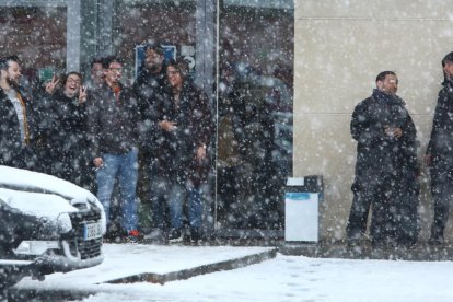 Camioneros atrapados en el polígono industrial de Bembibre (León), debido al corte de la autovía A6 cortada por el temporal de nieve