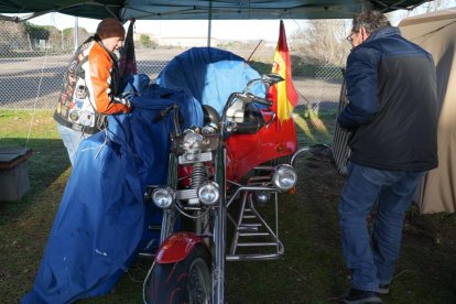 'El Abuelo' destapa a su trimoto llamada ‘Dimaquineta’. -J.M. LOSTAU