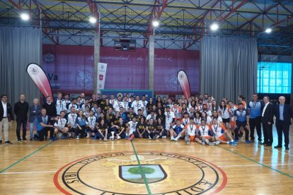 Foto de familia del voleibol en fuente la Mora. / M. G. EGEA