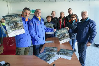 Organizadores de Pingüinos sostienen el cartel de la edición 2023. -J.M. LOSTAU
