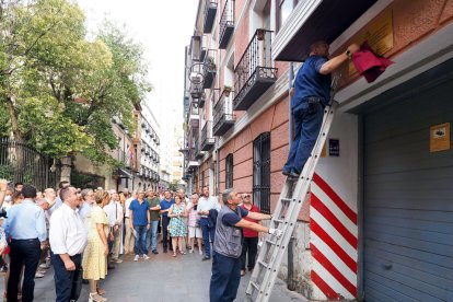 Acto de homenaje a las personas que se congregaron en la Casa del Pueblo el 18 de julio de 1936, con el descubrimiento de una placa conmemorativa en la calle Núñez de Arce. / ICAL