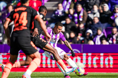 Machís centra un balón al área en el partido jugado ante el Valencia. / RVCF