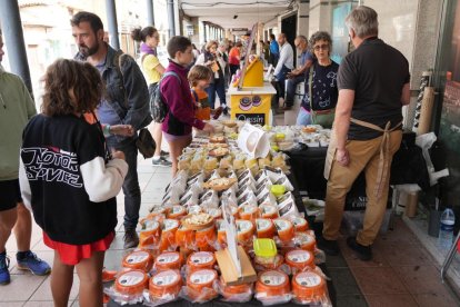 El alcalde de Valladolid, Jesús Julio Carnero, inaugura el Mercado del Queso de Villalón de Campos. J. M. LOSTAU