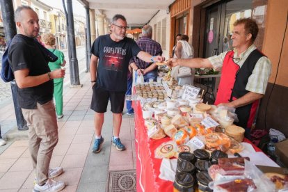 El alcalde de Valladolid, Jesús Julio Carnero, inaugura el Mercado del Queso de Villalón de Campos. J. M. LOSTAU