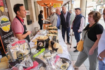 El alcalde de Valladolid, Jesús Julio Carnero, inaugura el Mercado del Queso de Villalón de Campos. J. M. LOSTAU