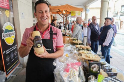 El alcalde de Valladolid, Jesús Julio Carnero, inaugura el Mercado del Queso de Villalón de Campos. J. M. LOSTAU