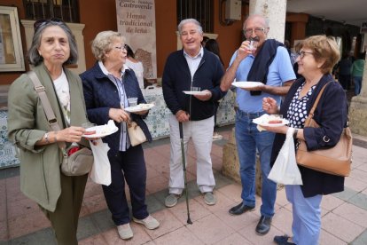 El alcalde de Valladolid, Jesús Julio Carnero, inaugura el Mercado del Queso de Villalón de Campos. J. M. LOSTAU