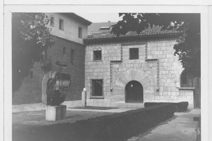 Jardín de la Casa Museo Colón en 1986. - ARCHIVO MUNICIPAL DE VALLADOLID