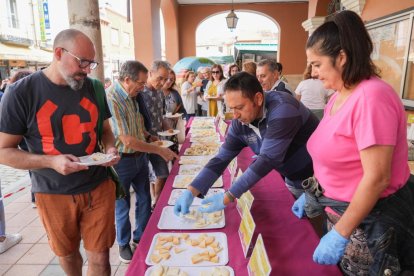 El alcalde de Valladolid, Jesús Julio Carnero, inaugura el Mercado del Queso de Villalón de Campos. J. M. LOSTAU