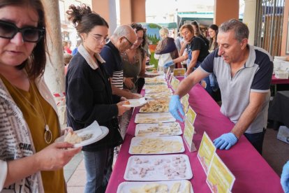 El alcalde de Valladolid, Jesús Julio Carnero, inaugura el Mercado del Queso de Villalón de Campos. J. M. LOSTAU