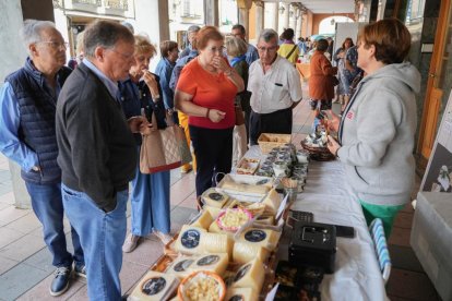 El alcalde de Valladolid, Jesús Julio Carnero, inaugura el Mercado del Queso de Villalón de Campos. J. M. LOSTAU