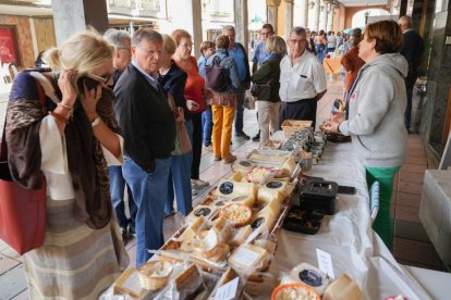 El alcalde de Valladolid, Jesús Julio Carnero, inaugura el Mercado del Queso de Villalón de Campos. J. M. LOSTAU