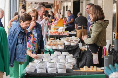 El alcalde de Valladolid, Jesús Julio Carnero, inaugura el Mercado del Queso de Villalón de Campos. J. M. LOSTAU