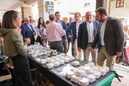 El alcalde de Valladolid, Jesús Julio Carnero, inaugura el Mercado del Queso de Villalón de Campos. J. M. LOSTAU