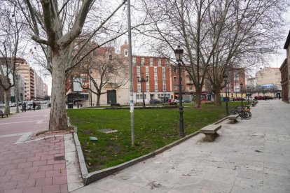 Barrio del Hospital. Calle Chancillería con la Iglesia de San Pedro Apóstol al fondo. - JUAN MIGUEL LOSTAU