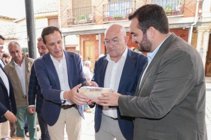 El alcalde de Valladolid, Jesús Julio Carnero, inaugura el Mercado del Queso de Villalón de Campos. J. M. LOSTAU